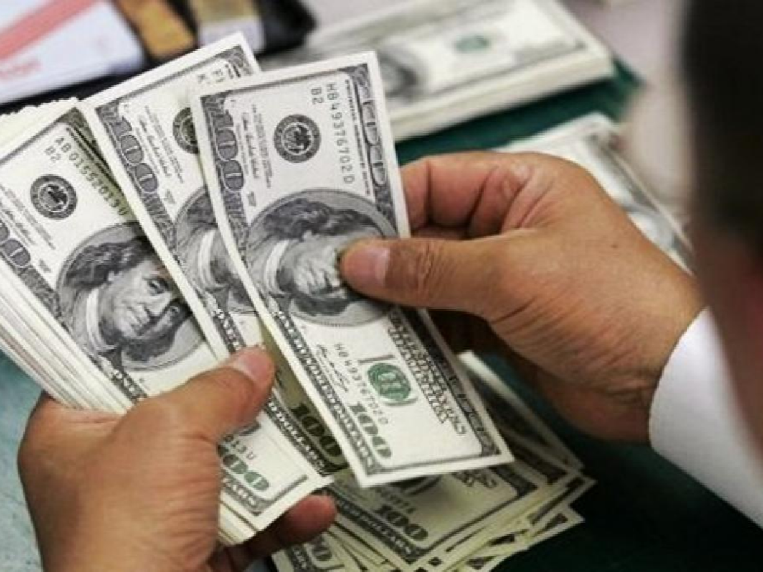 El dólar salta 50 centavos y roza los 39 pesos