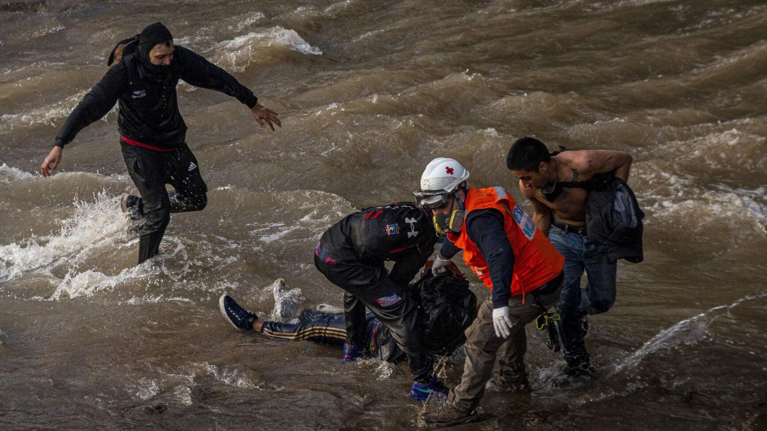 Conmoción en Chile: un policía arroja a un adolescente al río