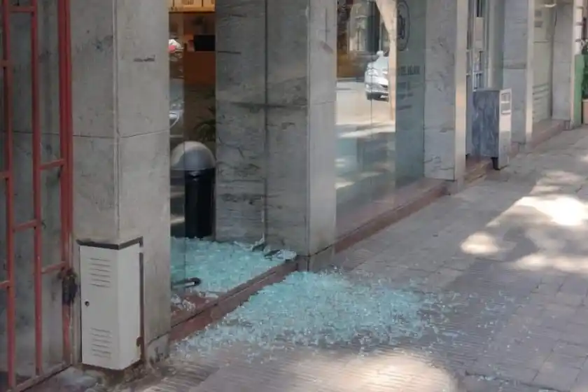 Destrozaron el vidrio de una heladería céntrica e ingresaron a robar