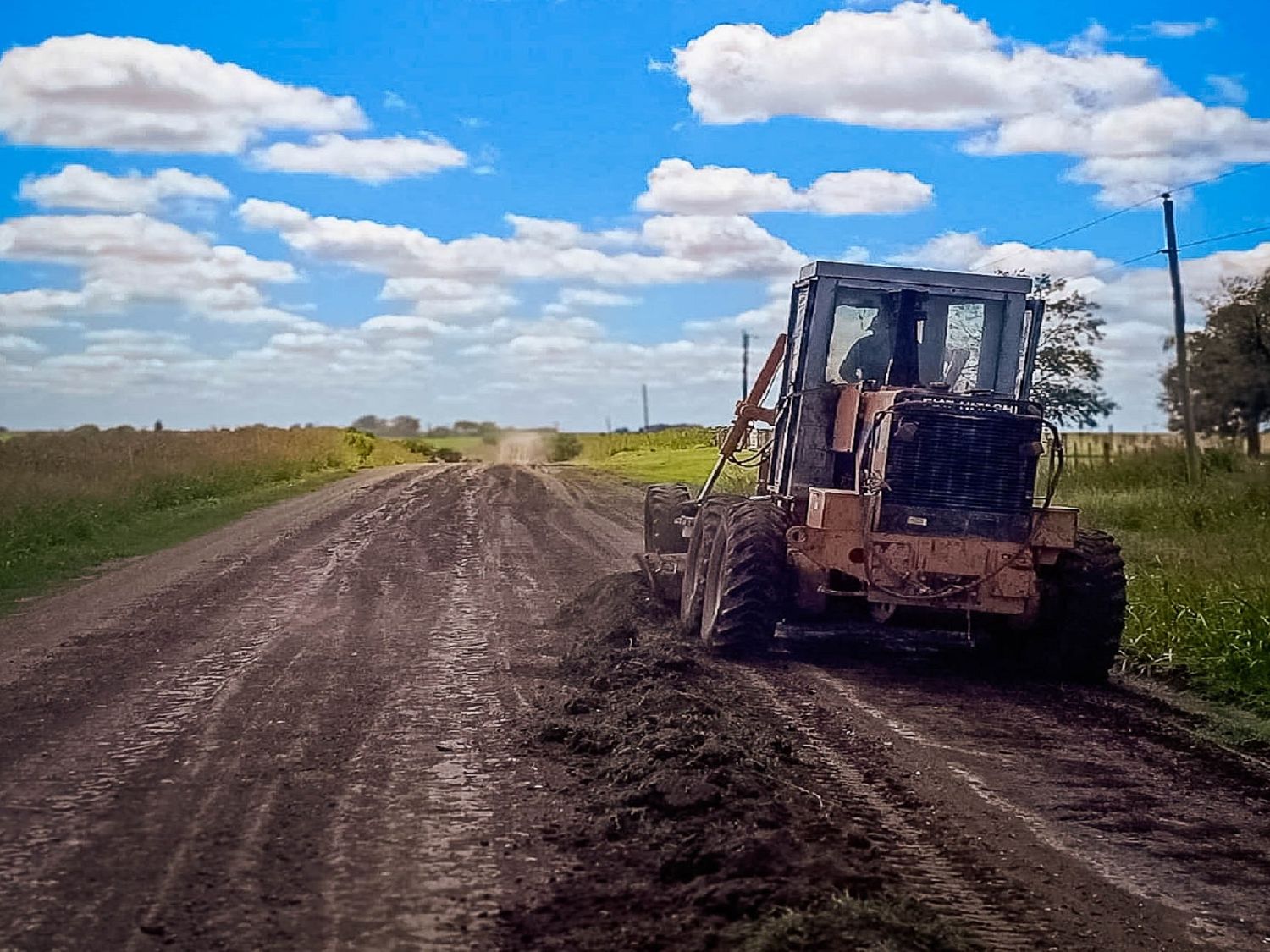 Llevan adelante mejoras en caminos rurales del departamento Diamante