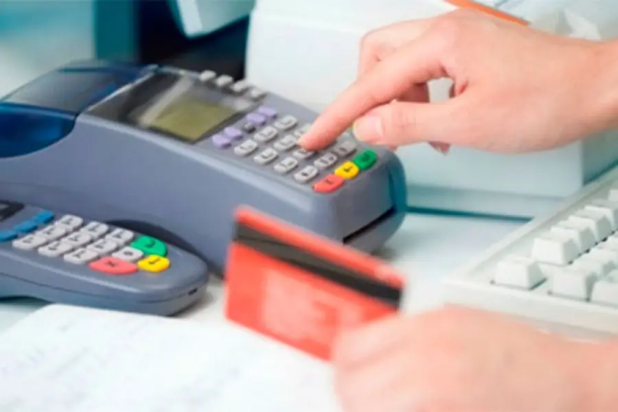 Atención: será más caro financiarse con la tarjeta de crédito en pesos y en dólares