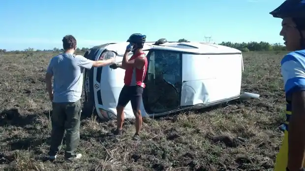 Un utilitario volcó en Ruta 42 y terminó adentro de un campo