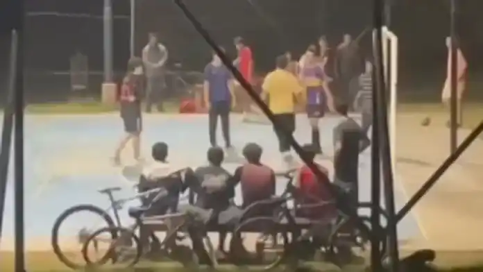 Video: un padre baleó a un joven en una canchita de fútbol