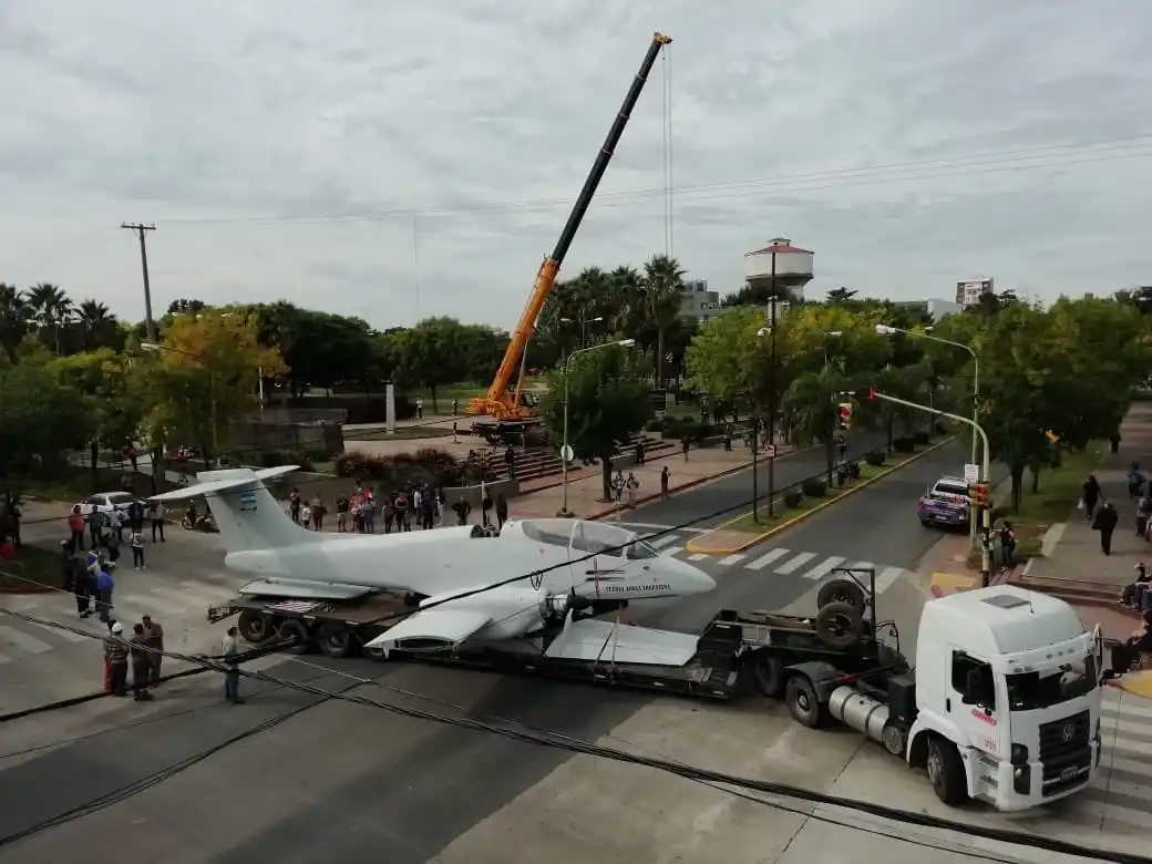 Llega a Campana un avión Pucará para homenajear a piloto que combatió en la Guerra de Malvinas