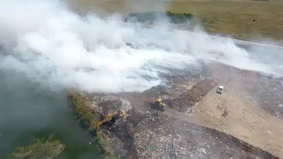 Continúan los trabajos para extinguir los focos de incendio en el basural municipal de Chascomús