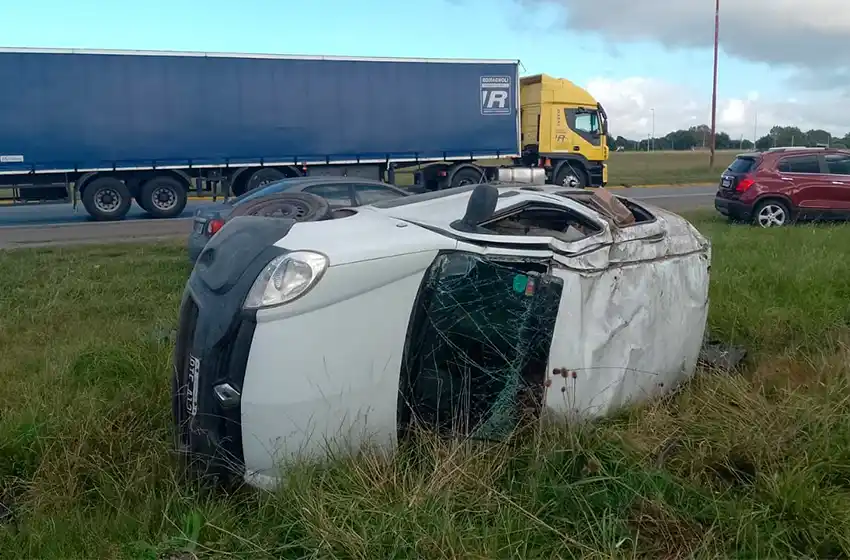 Hombre hospitalizado tras volcar y salir despedido del auto
