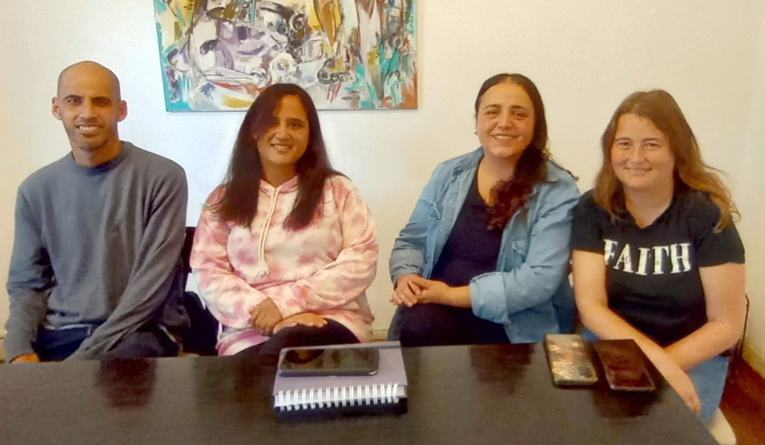 Trabajo articulado. La abogada Laura Carnicero del Servicio Local (a la derecha) con los referentes Gastón Cabello, Jacqueline Franqui y Natalia Alegre de Envión, Barrio Cultura y Barrio Adentro