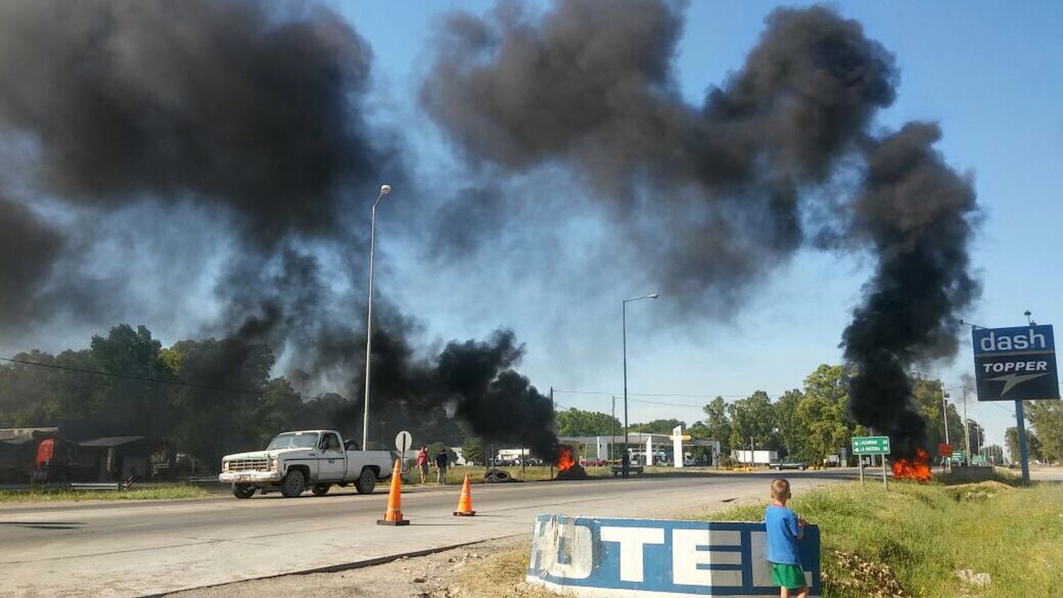 Corte y protesta de trabajadores en Ruta 3 ante los inminentes despidos en FANAZUL