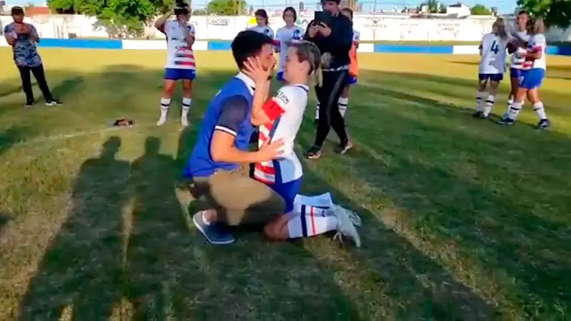 Una jugadora entrerriana le propuso matrimonio a su novio y DT tras un partido de fútbol