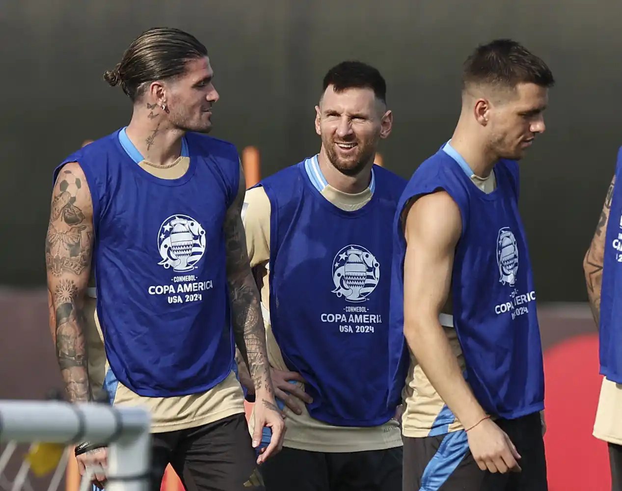 De Paul, Messi y Lo Celso; en la práctica de ayer.