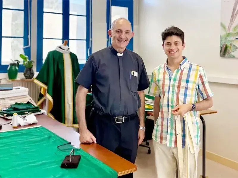 Tiene 27 años, es argentino y fue elegido para bordar las vestiduras que usará el papa León XIV