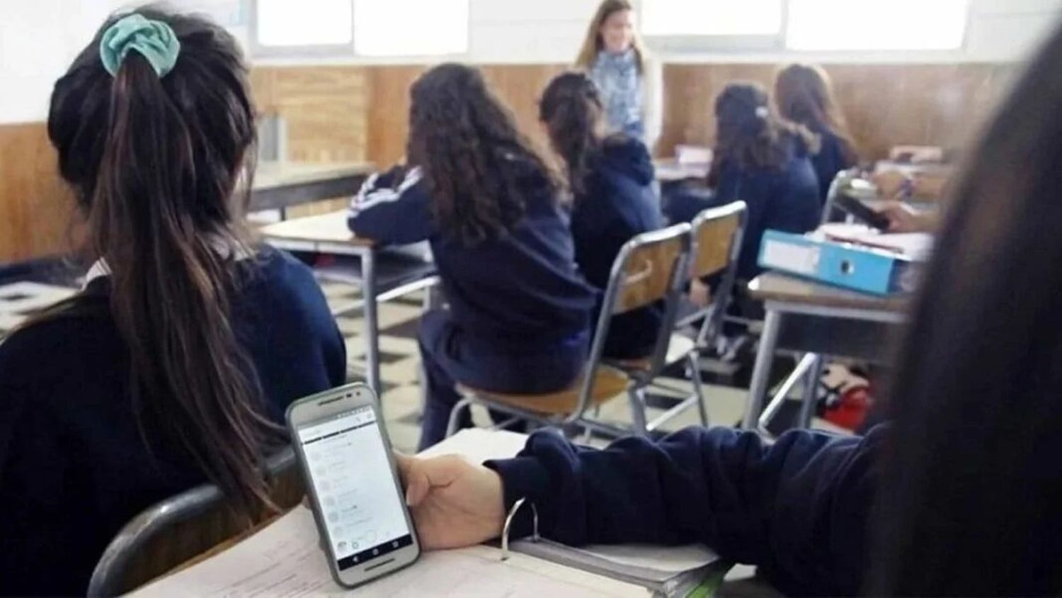 Celulares en las aulas: cómo regulan su uso los colegios privados en medio del debate legislativo