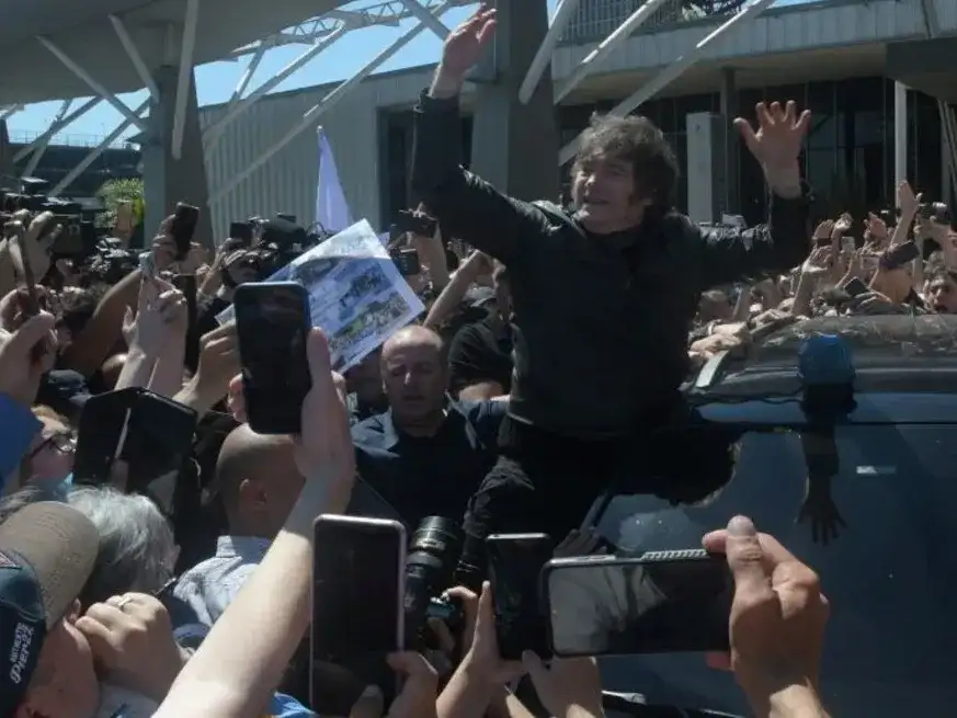 Javier Milei en su fugaz visita de campaña a la ciudad de Santa Fe semanas atrás.