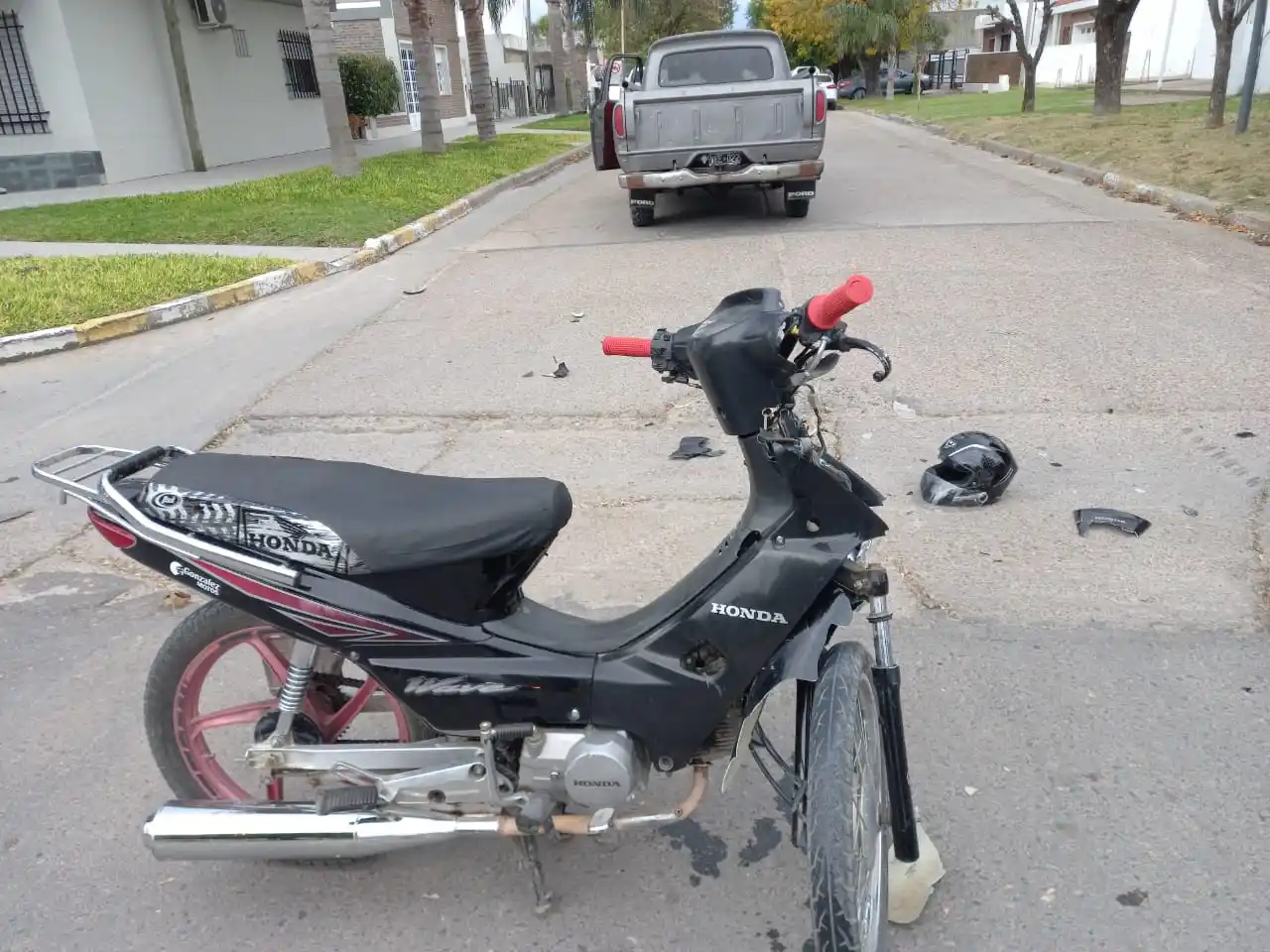 Adolescente en moto chocó con una camioneta