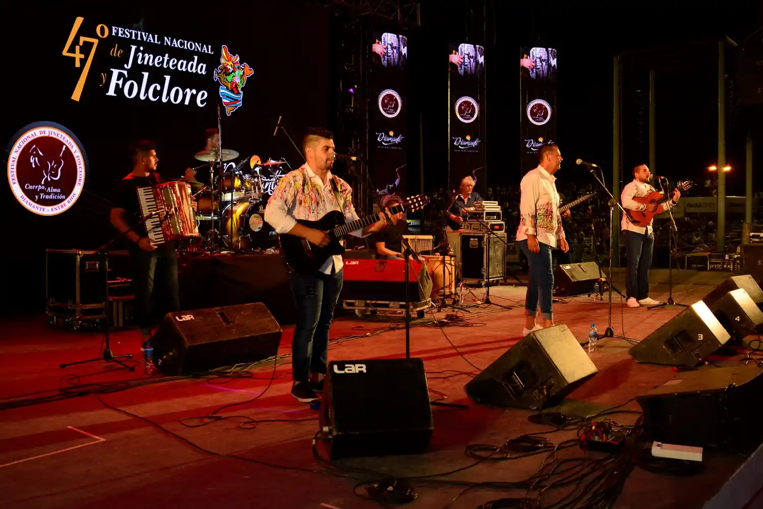 Una noche inaugural a pleno