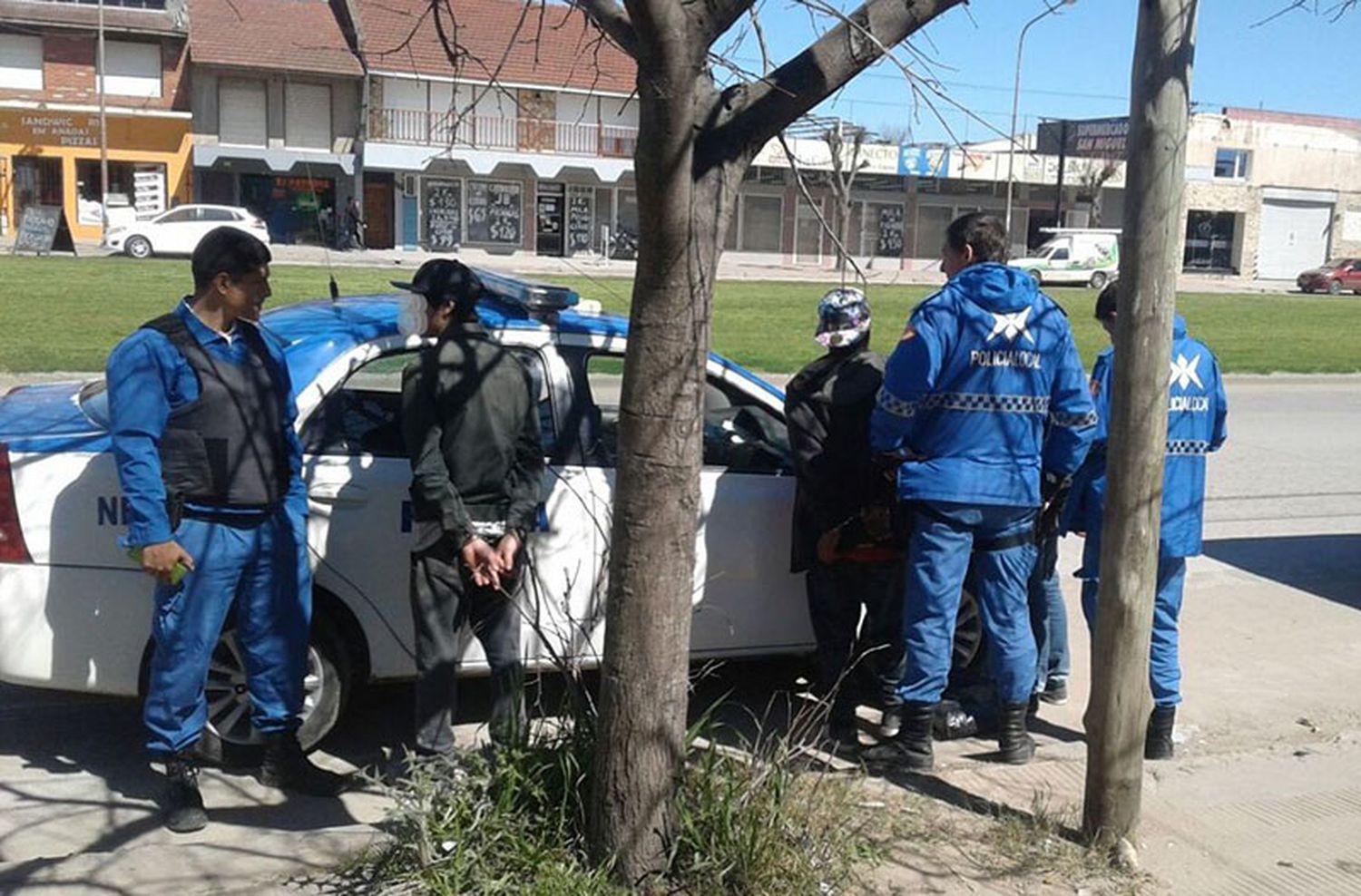 Interceptaron a sujetos y uno tenía nueve envoltorios con estupefacientes