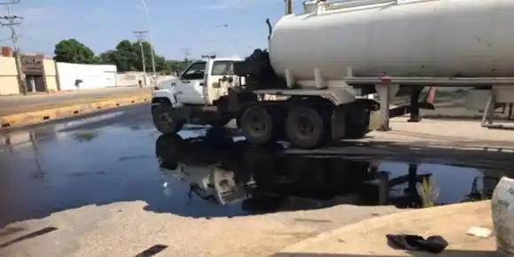 ¡INDIGNANTE! Petróleo brota en las calles de Cabimas (+Videos)