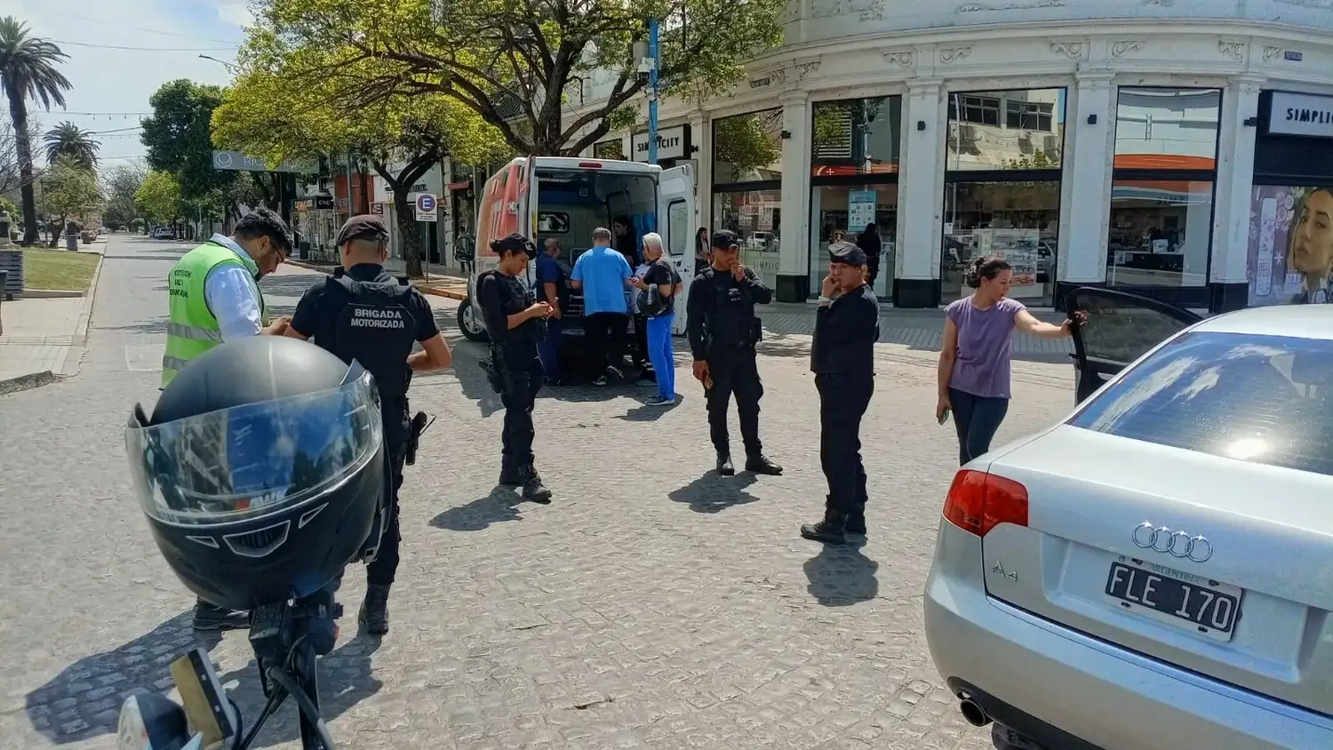 Choque en Bv. Santa Fe: un auto "se llevó puesta" una moto Audi y terminaron esparcidos limones y un kilo de helado - 2