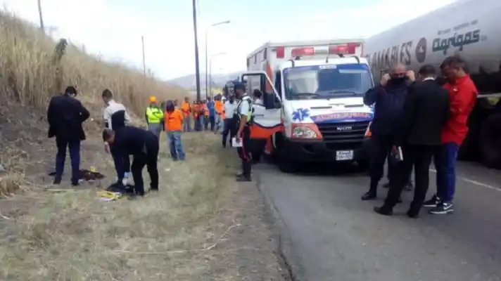 ENVUELTO EN UNA MANTA NEGRA: obreros localizan osamenta de un feto en carretera de Carabobo