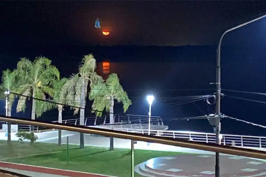 Increíble: fotografió la luna reflejada en el río Paraná y apareció silueta de la Virgen