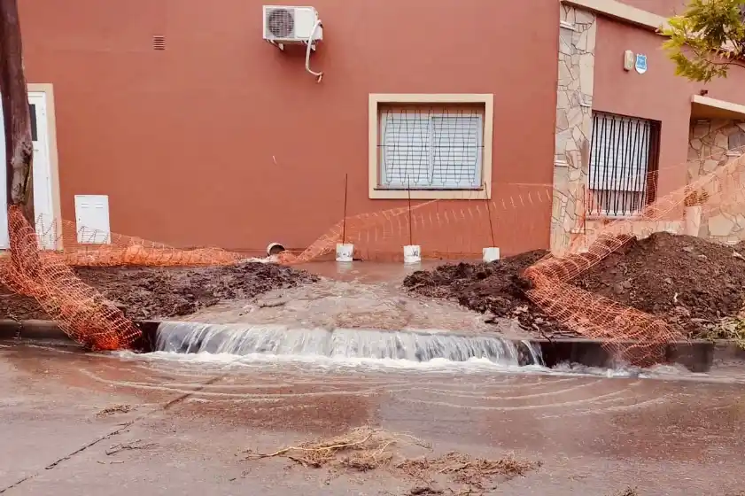¿Las Cataratas? Caos en barrio Sarmiento por un caño roto