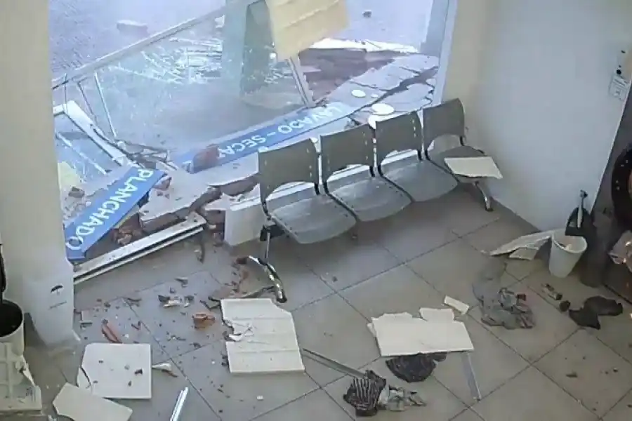 VIDEO | Un cliente se salvó por segundos de una impresionante explosión en una lavandería