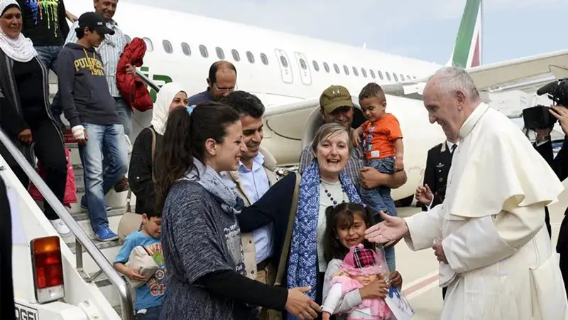 El Papa Francisco volvió a Roma con 12 refugiados tras visitar la Isla de Lesbos