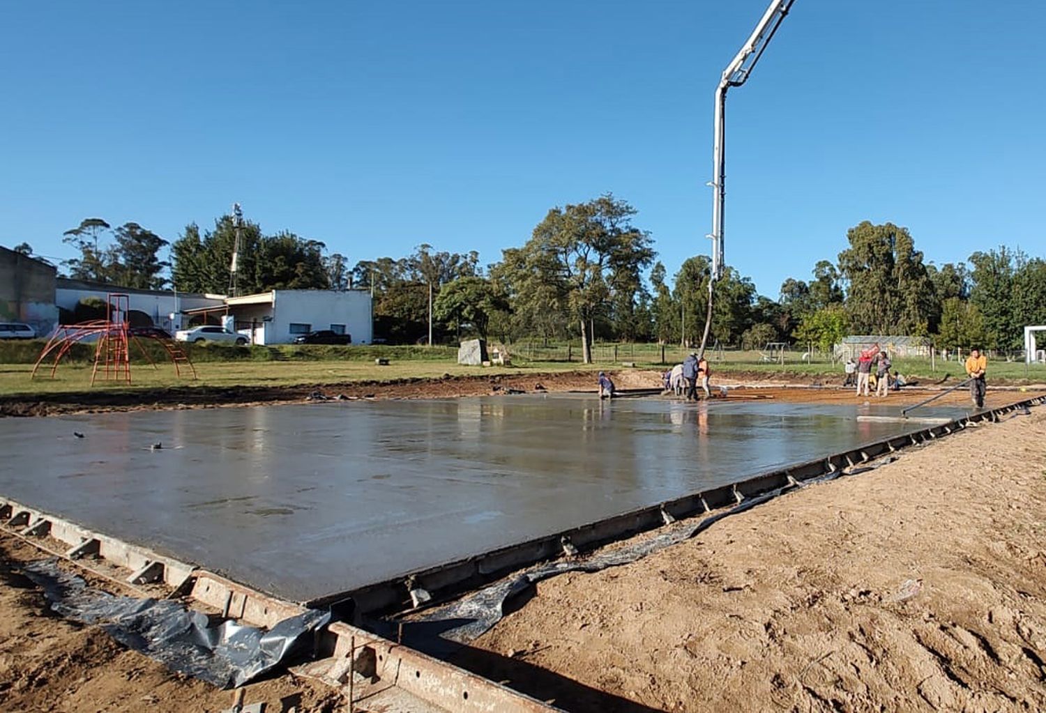 Avanzan las obras en el playón deportivo de Cerro Leones y estiman que un mes estará terminado