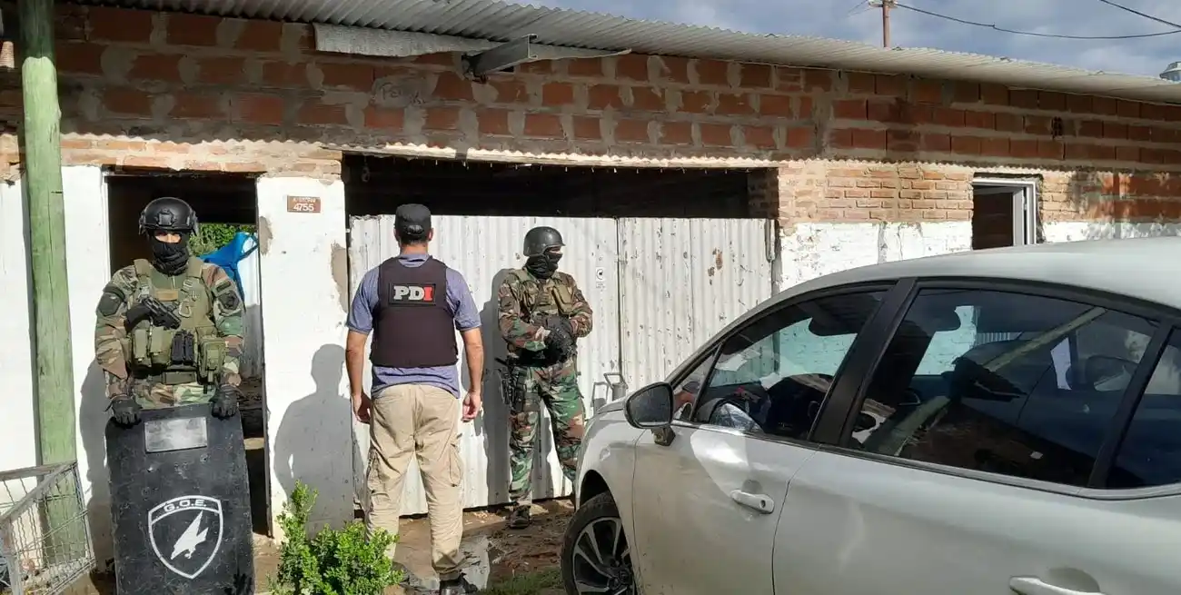 Allanamientos y secuestros: encontraron plantas de marihuana, cogollos, cocaína y dinero en efectivo