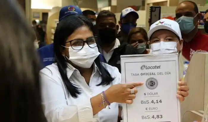 ¿METIENDO MIEDO? Delcy Rodríguez salió a inspeccionar locales que cotizan con dólar paralelo