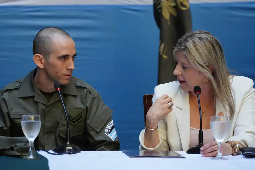 El gendarme argentino Nahuel Gallo junto a la ministra de Seguridad, Alejandra Monteoliva.