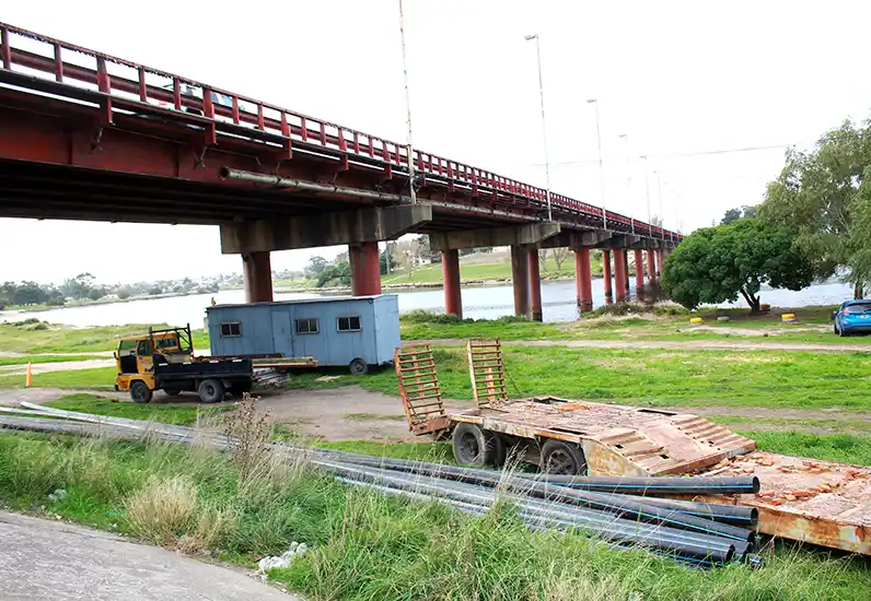 Tránsito restringido en el puente Rocha