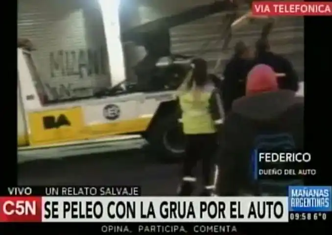 VIDEO: La grúa le quiso llevar la camioneta y terminó a las trompadas 