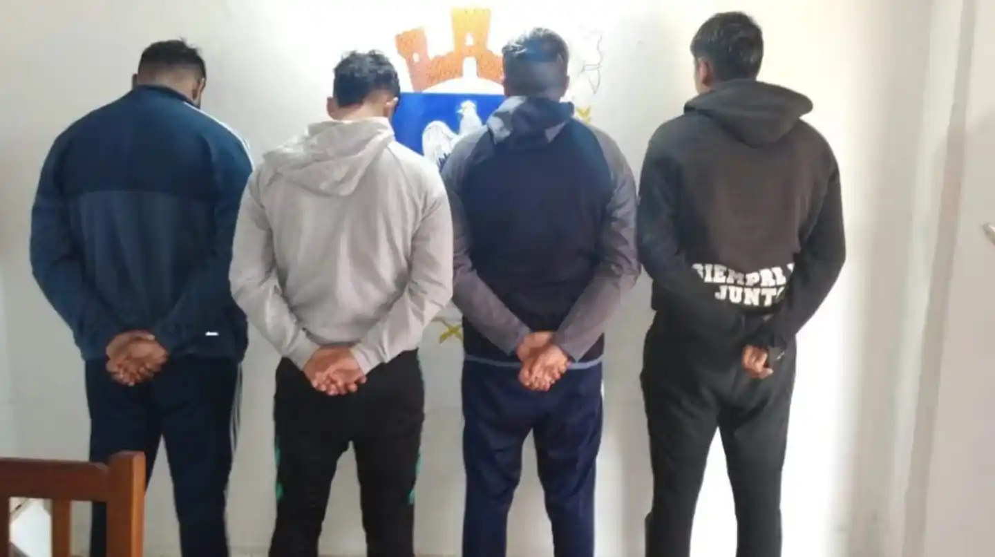 Los detenidos enfrentan cargos por abuso sexual con acceso carnal, agravado por la participación de dos o más personas.
