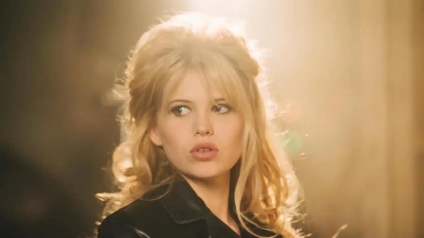 La ficción destaca por el papel principal de la actriz franco‑argentina Julia de Núñez, quien interpreta a la legendaria figura del cine europeo, aportando una presencia impactante que estuvo despertando atención incluso antes del estreno.