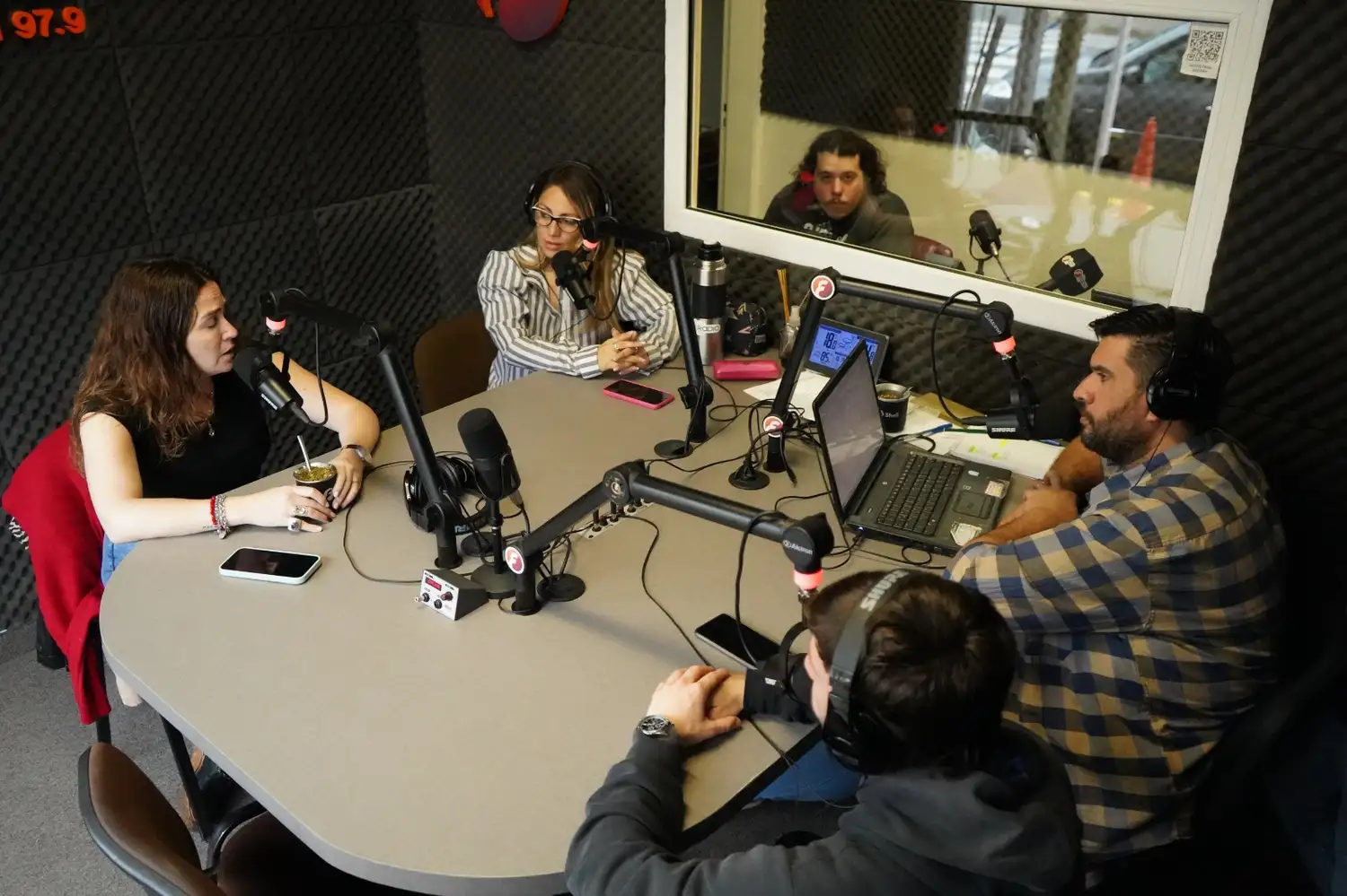 Jimena López en las instalaciones de Ecos Radio.
