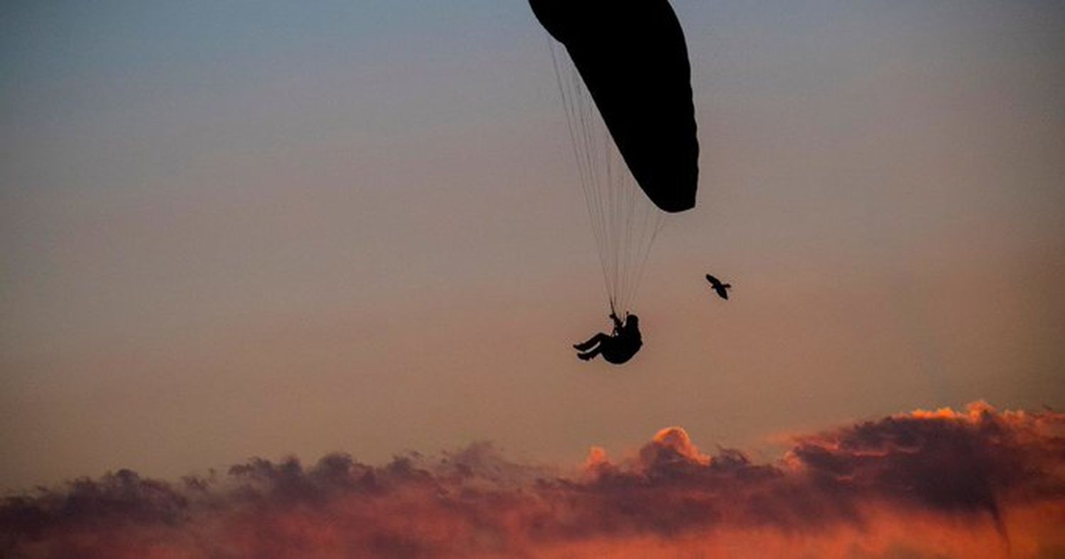 Tragedia: un hombre murió al caer de un parapente a motor