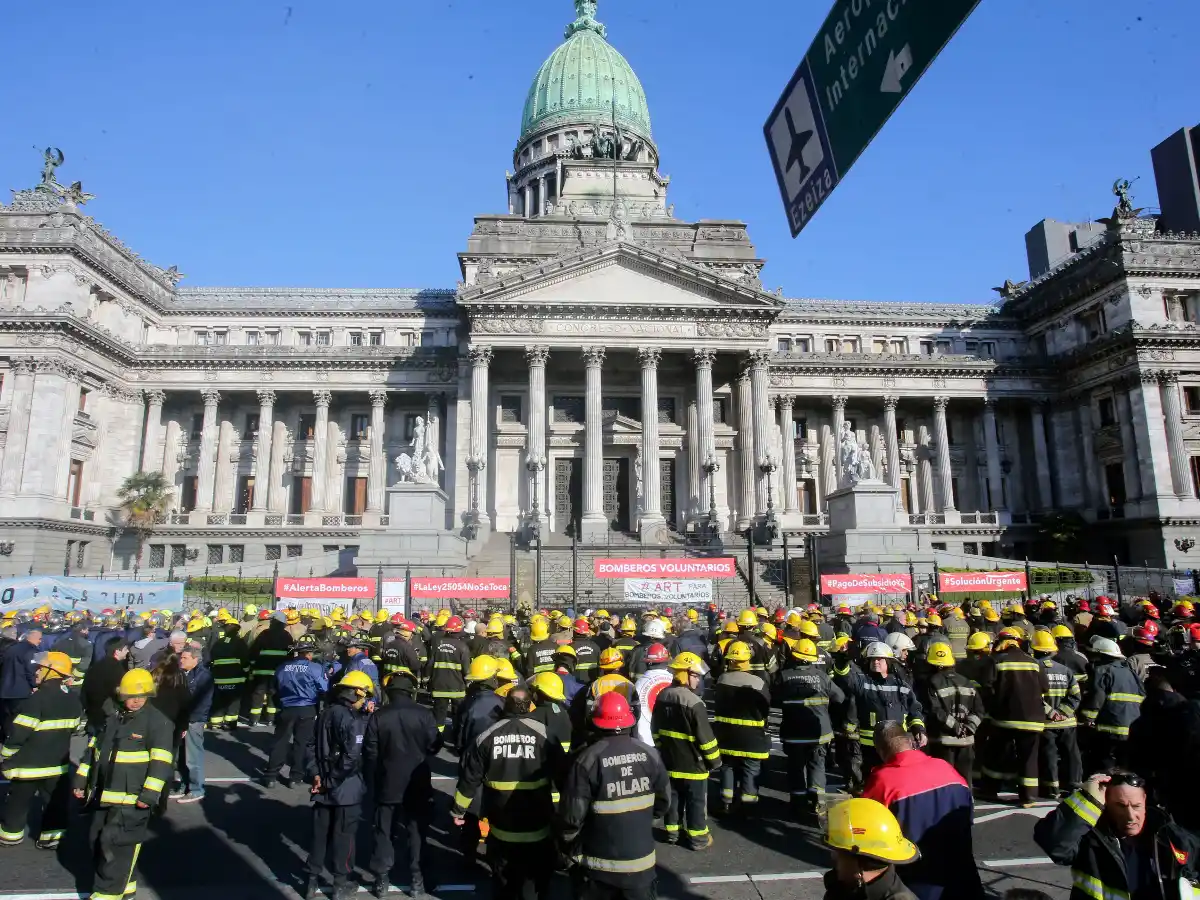 Protesta de bomberos voluntarios frente al Congreso