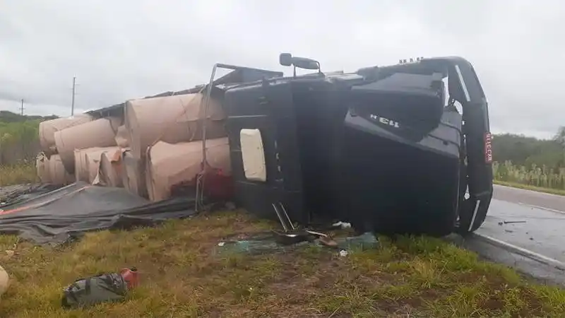 Camión que transportaba rollos de papel despistó y volcó en la ruta