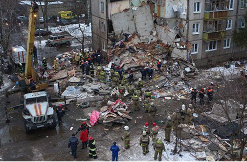Rescataron a un bebé vivo entre los escombros de un edificio destruido por una explosión de gas