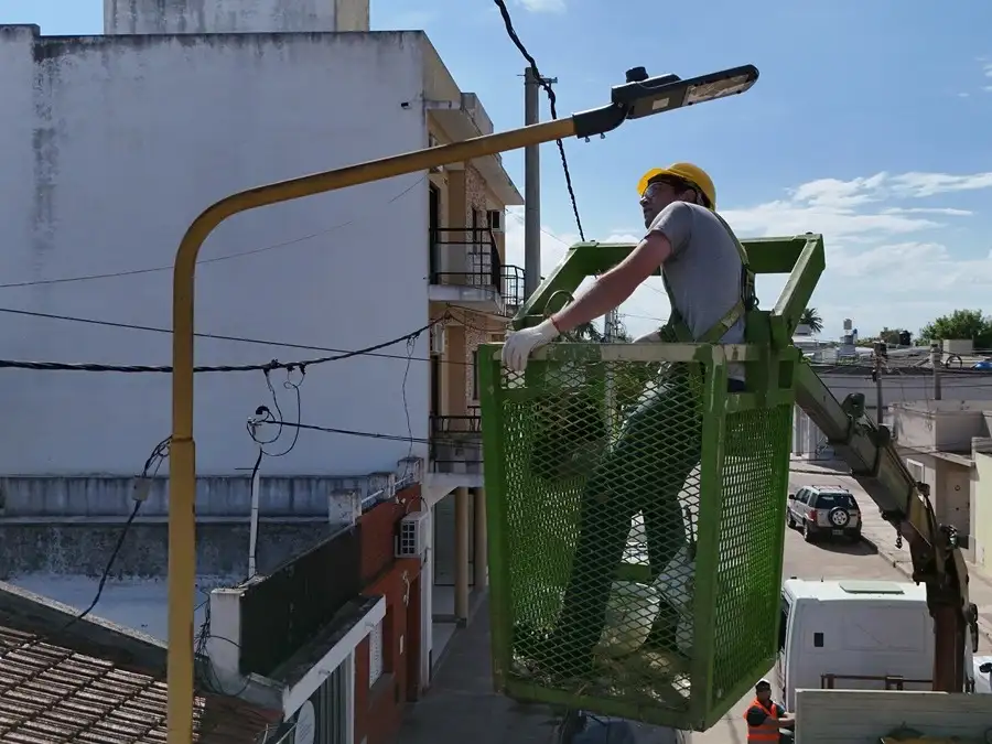 Comenzaron a reemplazar las luminarias por luces LED que generarán un 40% de ahorro de consumo de energía