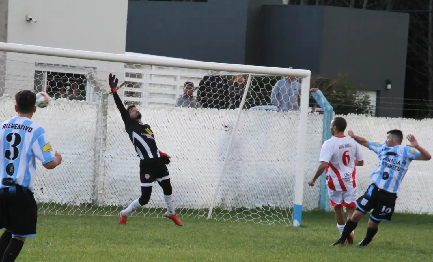 Suspendido Huracán-Claromecó por la descompensación del arquero Del Rio