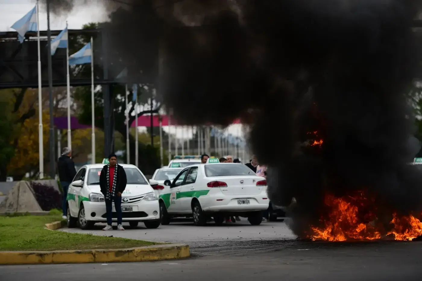 Taxistas cortan la autopista en La Plata. Foto: 0221