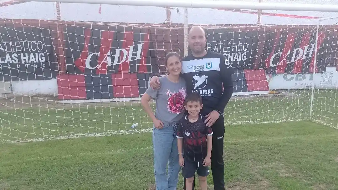 Festejo familiar en Pergamino, con su mujer Claudia y su hijo Danilo en el arco de la consagración por penales.