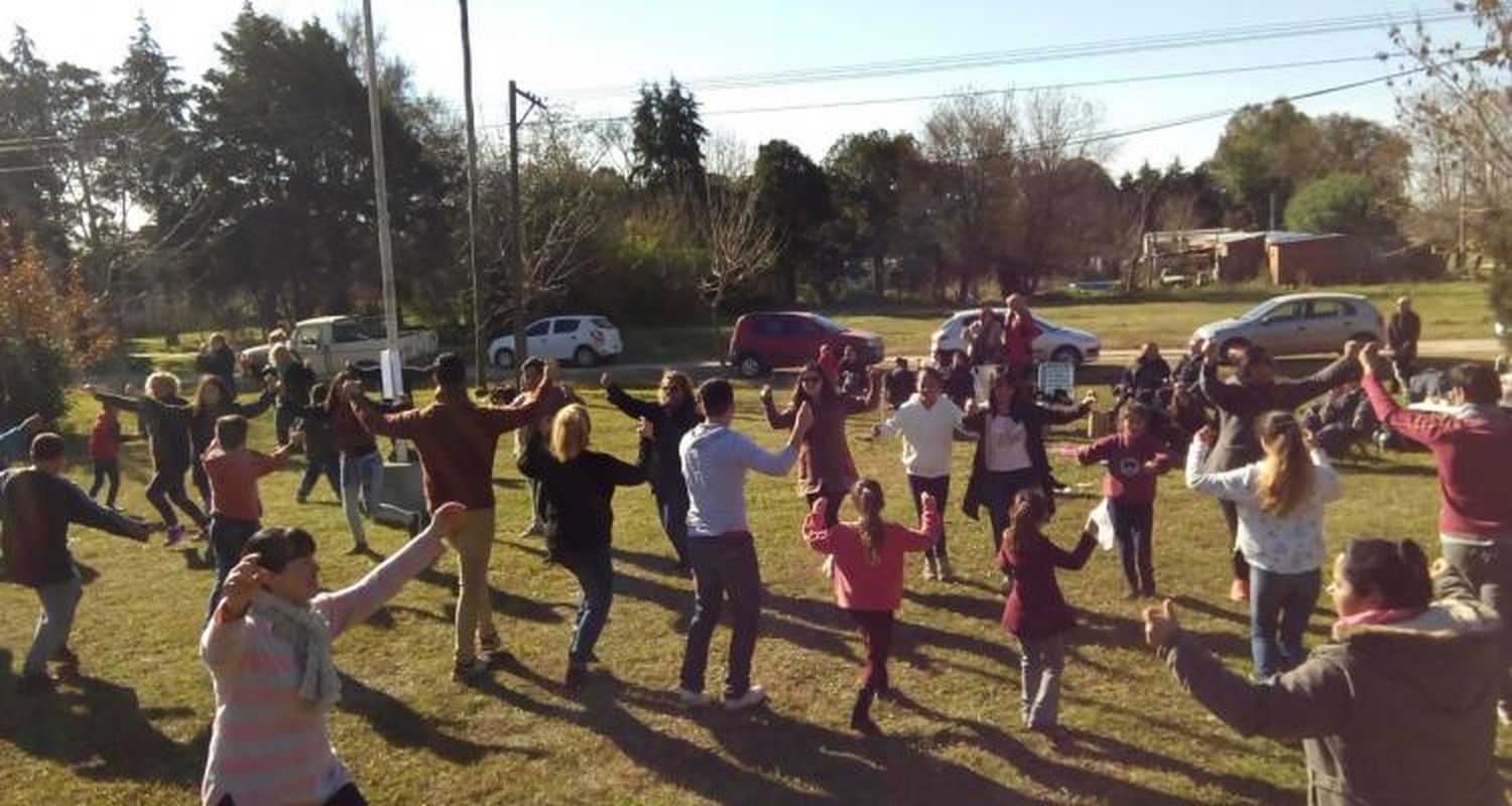 Santa Lucía: Clase abierta de folklore en la Plaza de la Convivencia