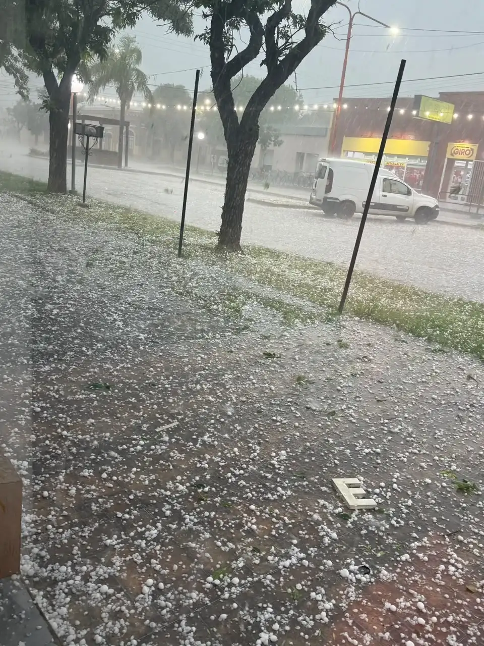 El granizo cubrió las calles de blanco: impresionantes imágenes del temporal en Ataliva - 1