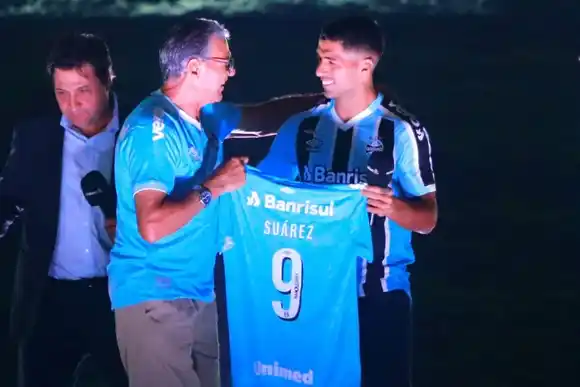 Locura total en la presentación de Luis Suárez en Gremio