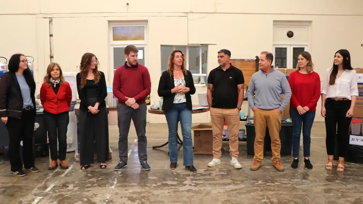 Entrega. De materiales a establecimientos escolares