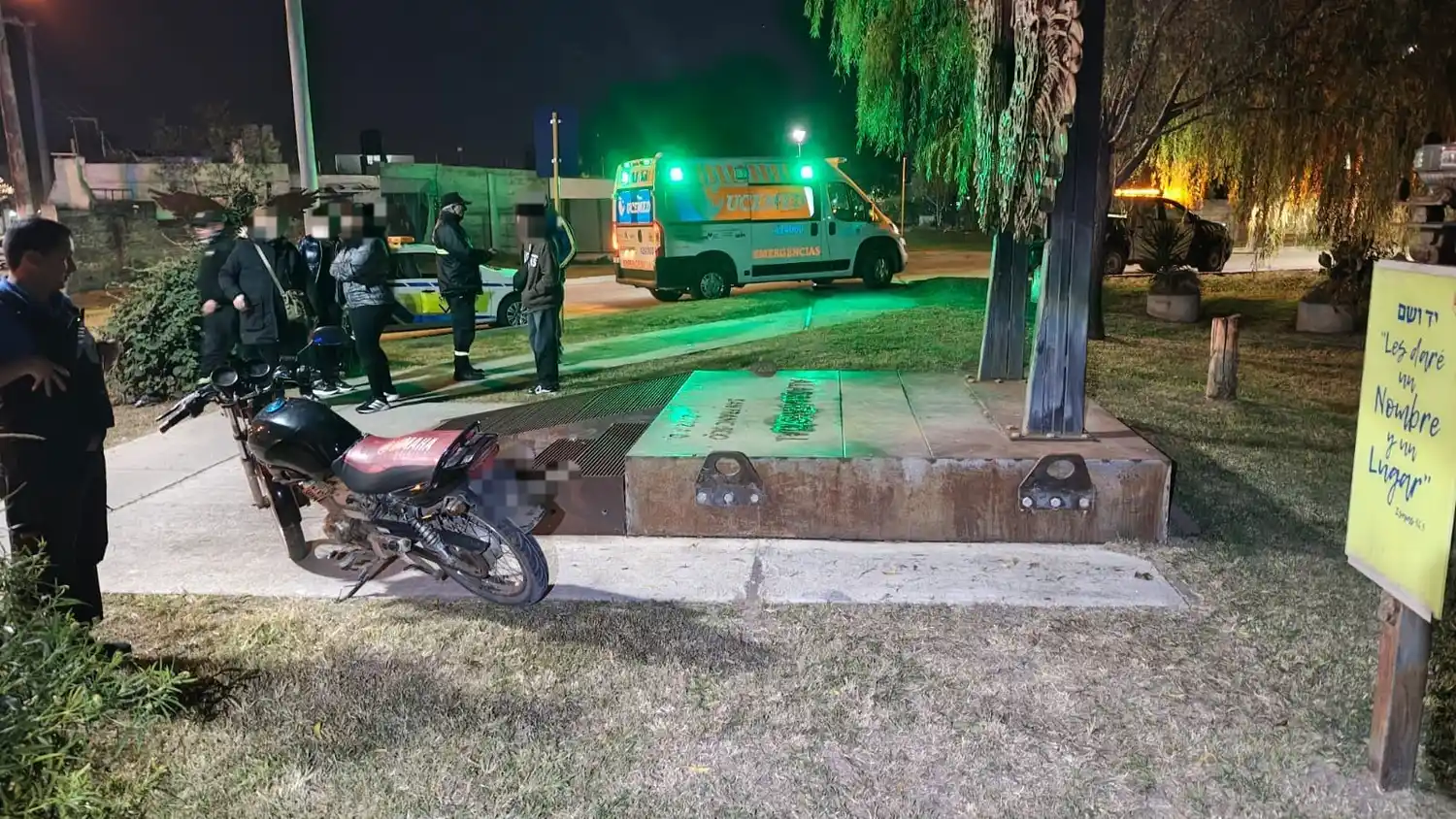 Motociclista sufrió una fractura múltiple al chocar contra un monumento