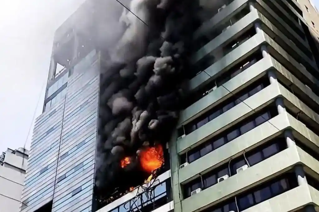 La causa del siniestro sería una falla eléctrica que derivó en una fuerte explosión.